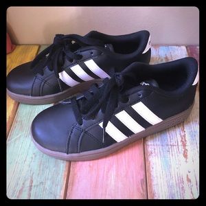 NWOT Adidas Baseline unisex shoe youth size 1